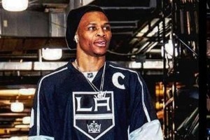 NBA球星上身NHL球衣秀：科比威少潮范儿十足 40岁老詹显嫩