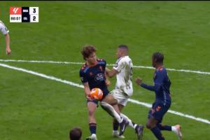 逃过法眼？马科斯-阿隆索与姆巴佩争球时疑似禁区手球，主裁未判