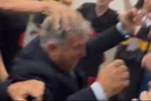 是真高兴了西媒：拉波尔塔深夜还在夜店庆祝，把奖杯也带来了