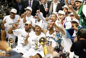 韩乔生：如今球星靠个人能力助队赢球 怀念马刺那时代的团队篮球