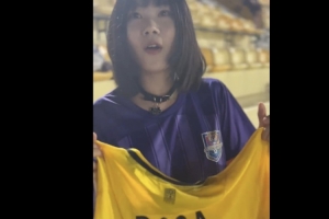 广州豹外援罗萨向老东家津门虎球迷谢场，赠送女球迷球衣