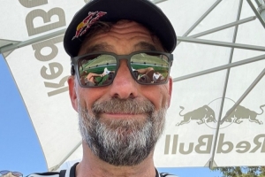 克洛普更新社媒，晒照与朋友打笼式网球：美好的周末！