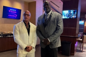 1米95高的“巨石”强森与奥尼尔同框合影 矮了整整一头