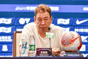 斯卢茨基：很骄傲队员们能一步步把比分打回来，高原没太大影响