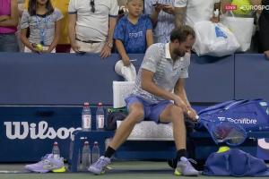 再次一轮游！梅德韦杰夫美网出局暴怒，把球拍砸了个稀巴烂