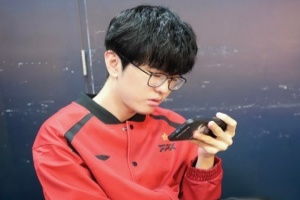 不是所有问题都可以靠换打野解决！FPX遭BLG横扫 Jiejie首秀失利