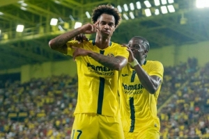 布坎南戴帽！比利亚雷亚尔5-0赫罗纳，两轮全胜净胜7球登顶积分榜