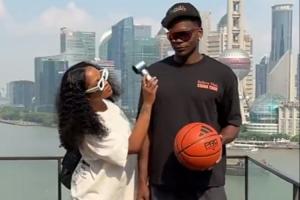 家庭地位！华子游黄浦江女友举风扇帮降温 华子：我能拿下黄浦江