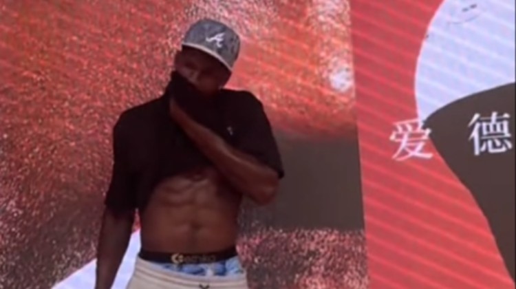 这身材炸裂爱德华兹活动期间不经意漏出雕刻版的腹肌