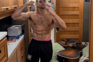 《街头霸王》真人电影肯演员晒幕后照 一身腱子肉确实帅！