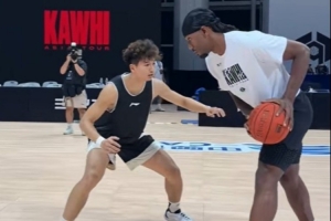 满满的干货！广州小将张文杰向小卡请教防守 后者耐心指导