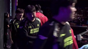 杰哥辛苦了！Leave赛后握手阶段拥抱自己前队友Jiejie