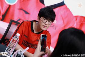 打涅槃手拿把掐!Jiejie加入FPX后首次在比赛中打出正战绩，赵信砍下9-1-13