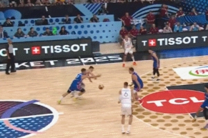 别受伤了！约基奇断球后一条龙打成2+1 落地踉跄重重砸在篮架上