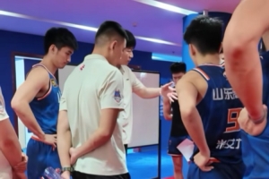 邱彪更衣室严厉训话：大家要打得爽快一点 我们能不能担当？