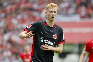 罗马诺：法鹰中场拉尔森拒绝沙特巨额合同，希望继续留在欧洲踢球