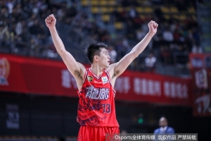 杨毅：郭艾伦600万顶薪占广州工资近一半 广州若不给达不到穷鬼线