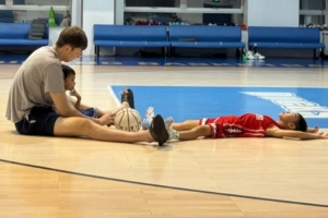 周琦带儿子训练：给糊糊上强度 结果涂涂觉得不如哥哥气哭了