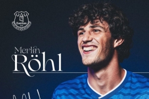 官方：埃弗顿签下弗赖堡23岁中场罗尔，租借+明夏强制买断