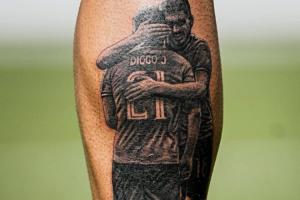 缅怀国家队队友！鲁本-内维斯将拥抱若塔画面纹在小腿