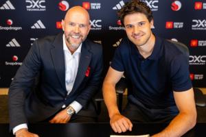 太像了？曼联新援拉门斯与经纪人合影，球迷：这是滕哈赫对吧