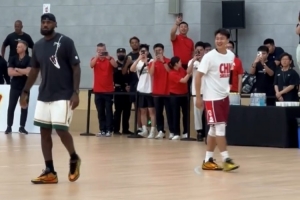 中美队长同框！赵睿出席詹姆斯中国行活动 开心与现场球迷打招呼