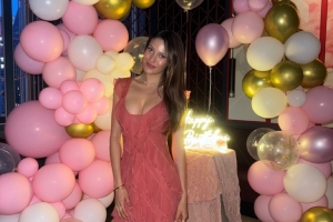 魔鬼身材！谷爱凌晒照庆祝22岁生日，粉裙出镜展示完美身材