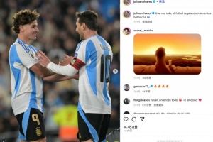 无私做饼！阿尔瓦雷斯晒同梅西庆祝照：又一次，足球的历史性时刻