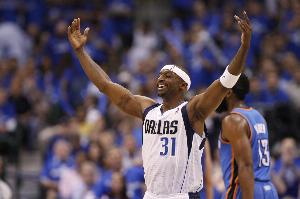 韦德：詹姆斯几乎能防任何人 但防特里这种满场跑位的球员太难了