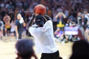 不在状态~詹姆斯成都行现场三分连续5投不中 游戏环节不敌崔永熙