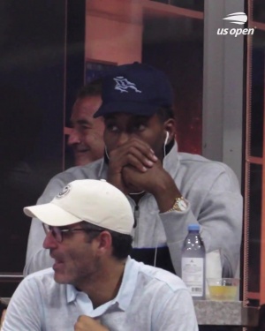 身陷阴阳合同指控！莱昂纳德现身美网现场观赛 听歌点头略显惬意