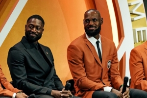 三巨头！热火官推晒韦德 詹姆斯 波什一同入选名人堂现场照