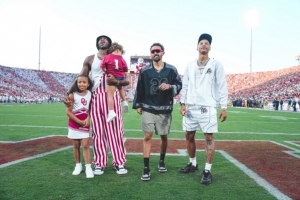 回母校看球！特雷-杨&希尔德&费尔斯返校看橄榄球比赛