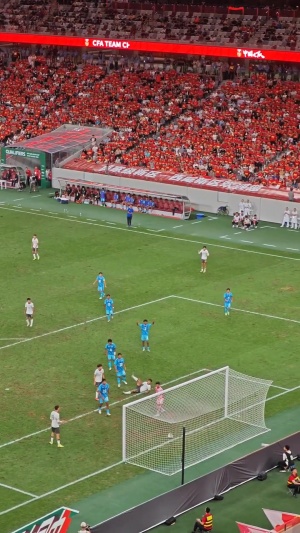 看台视角向余望空门卧射踢飞，球迷惊呼：我的天啊！