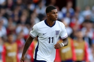 战弱旅表现平庸球迷怒批拉什福德：拉粉说话！他怎么进的名单