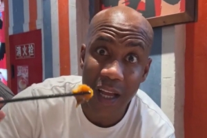 马布里吃川菜直呼超级辣但好吃得出乎意料 “巴适得很”发音标准