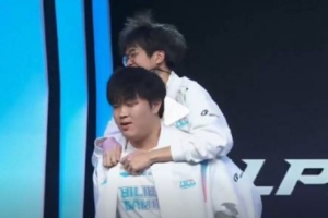 威朗普兄弟！网友偶遇Bin和Xun一起吃海底捞