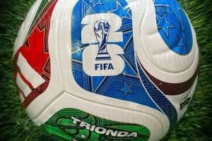 美加墨世界杯用球谍照：白色主色调+红蓝绿点缀，灵感美加墨国旗