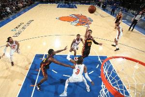 体恤民情！特雷-杨：我在纽约溜达时得到了很多喜爱