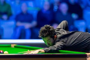 吴宜泽4-2淘汰韦克林，晋级斯诺克英格兰公开赛16强
