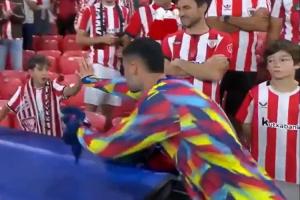 暖心大哥哥马丁内利赛后将球衣送给毕巴小球迷，与之亲切合影