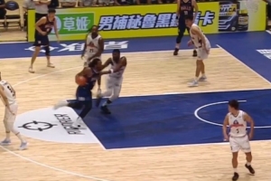 状态火热！香港金牛卡尔顿频频冲击内线 拿下13分7板2助3帽