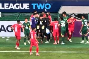 不理智！国安球迷砸水瓶爆头河内球员，对方怒踢广告牌引爆冲突