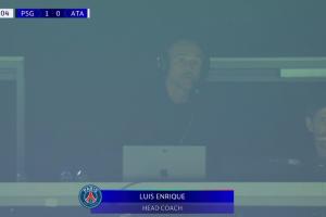 又来？恩里克在看台头戴耳机指挥巴黎，此前法甲就有类似情况