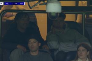 因伤缺席本场大名单！镜头给到看台上观战的杜埃