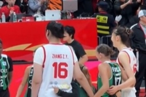 打卡双塔！尤文图特女篮赛后找到韩旭和张子宇进行合影