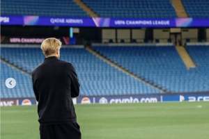 这一刻万般回忆涌上心头！德布劳内晒伊蒂哈德踩场背影照