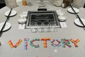 打进S赛海底捞庆祝！Keria用海底捞糖果摆出胜利的英文