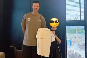 好久不见！媒体人：球迷在广东清远偶遇易建联 还收获联哥的亲签