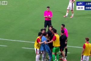 因伤被换下的韦世豪不满判罚抗议吃到黄牌，累计4黄下轮停赛